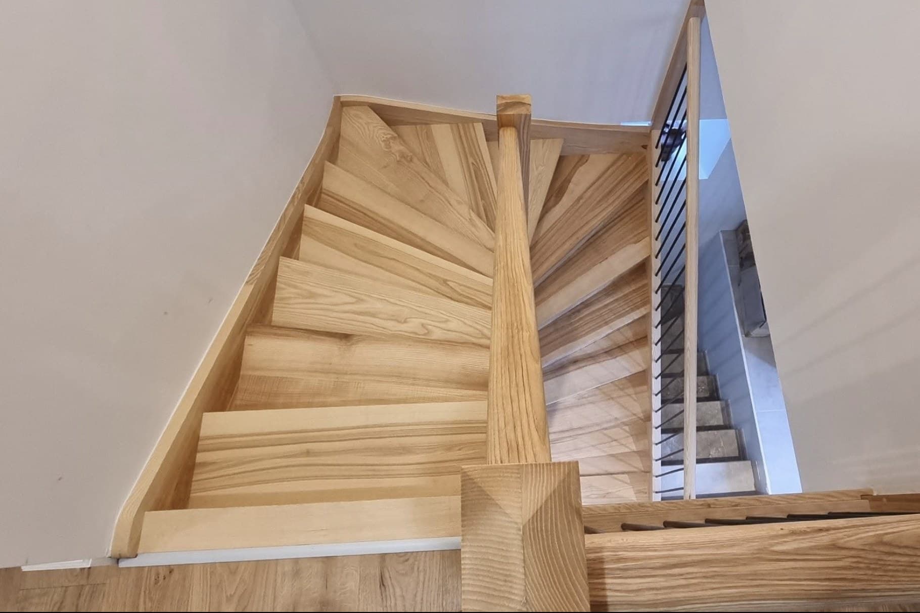 Escalier en frêne massif réalisé par Buëch Menuiserie